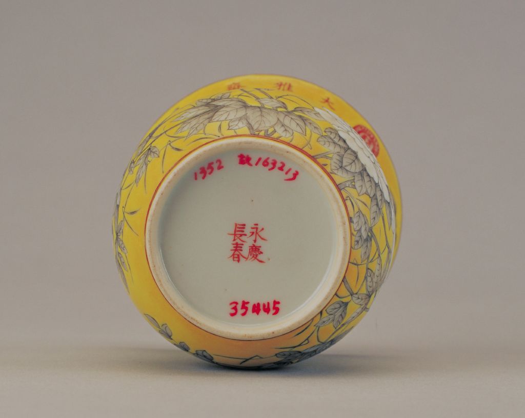 图片[2]-Yellow ground ink color butterfly pattern stiff bucket-China Archive